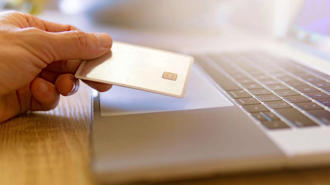 Diferențele cheie între un credit online și un card de credit (P)