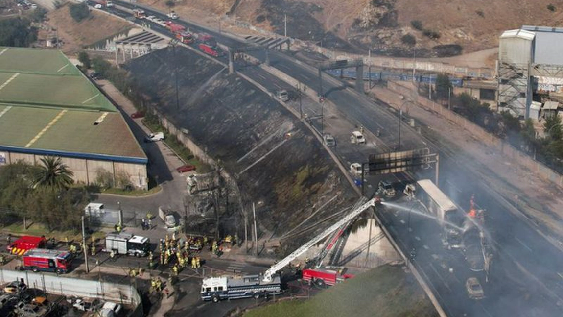 Carnagiu pe șosea! Explozia unui camion cu gaz lichefiat a dus la uciderea a patru persoane și rănirea a altor 17 persoane! – GALERIE FOTO