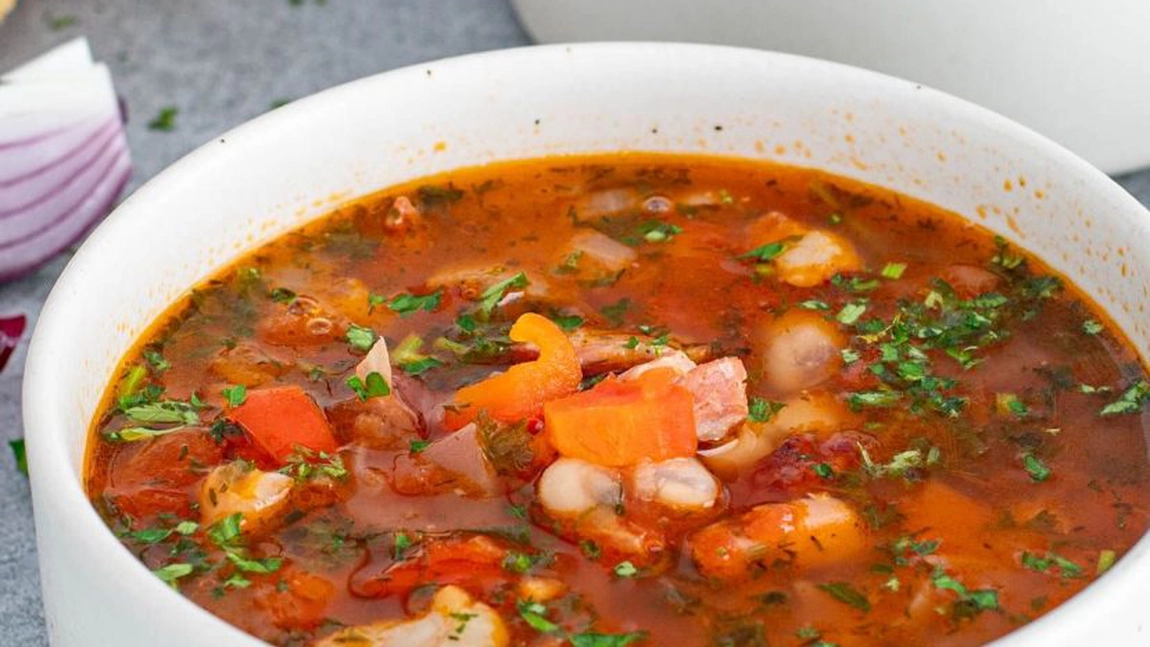 Rețetă de ciorbă de fasole cu afumătură. Află cum o păstrezi gustul autentic!