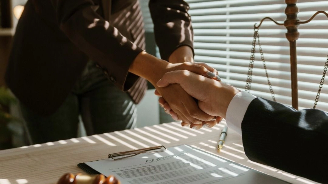 Cât costă un avocat să te reprezinte? Iată ce presupune reprezentarea juridică și de ce variază tarifele!