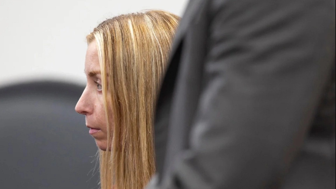 Profesoara care a avut relații intime cu doi elevi și a rămas însărcinată a primit pedeapsa. Judecătorii au numit-o prădător sexual