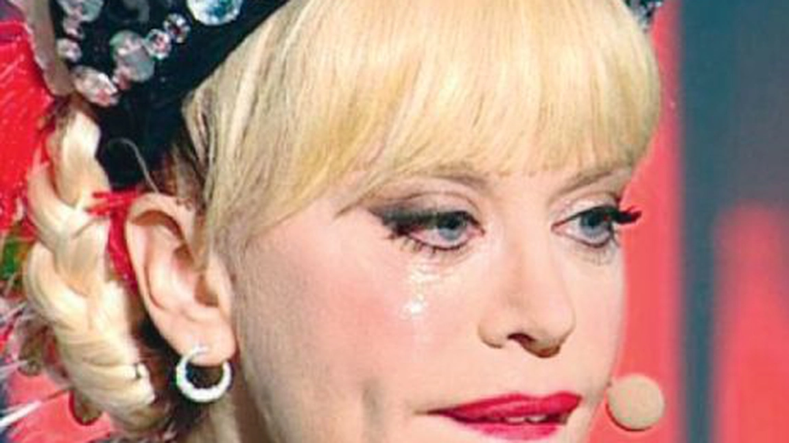 Loredana Groza, în ținută extravagantă, la parastasul tatălui! Internauții au reacționat negativ: „Semănați cu...“ - GALERIE FOTO