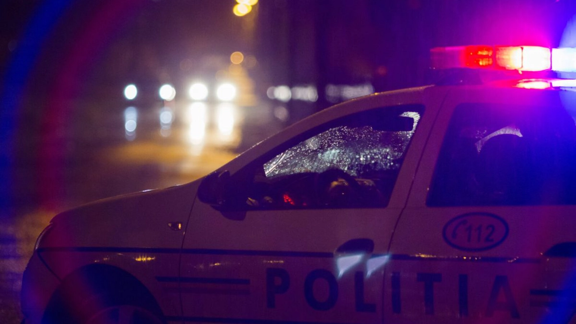 O adolescentă de 16 ani, găsită inconștientă pe stradă, după ce copacii au căzut peste firele de curent