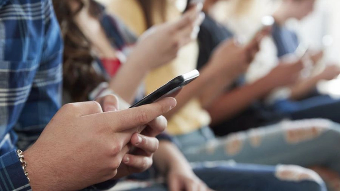 Minorii sub 15 ani ar putea avea accesul limitat la rețelele sociale! Raed Arafat, după crima din Cenei: „Ar fi momentul!”