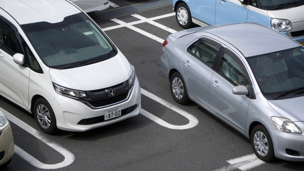 Cum se efectuează corect parcarea cu spatele? Iată ce trebuie să cunoască șoferii începători