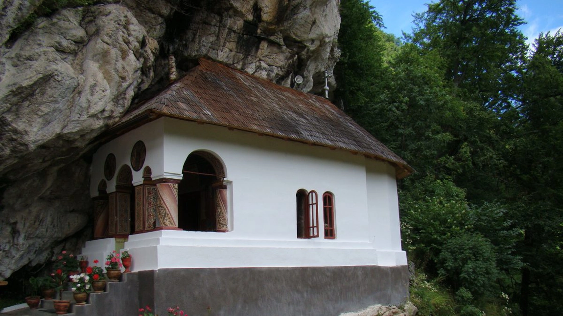 Schitul Pahomie. Iată unde poți vizita una dintre cele mai izolate așezări monahale din România