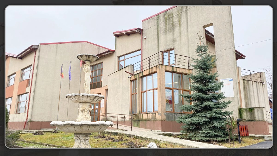 Școlarii din comuna Răducăneni așteaptă zeci de minute, în frig, în curtea primăriei, microbuzul. Primarul Răducu Ionuț Balint: „Dacă ar fi existat o altă soluție, am fi găsit-o”