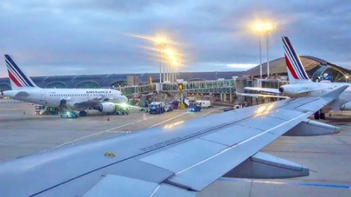 Tragedie în avion! Un bebeluș a murit în timpul unui zbor către Paris!