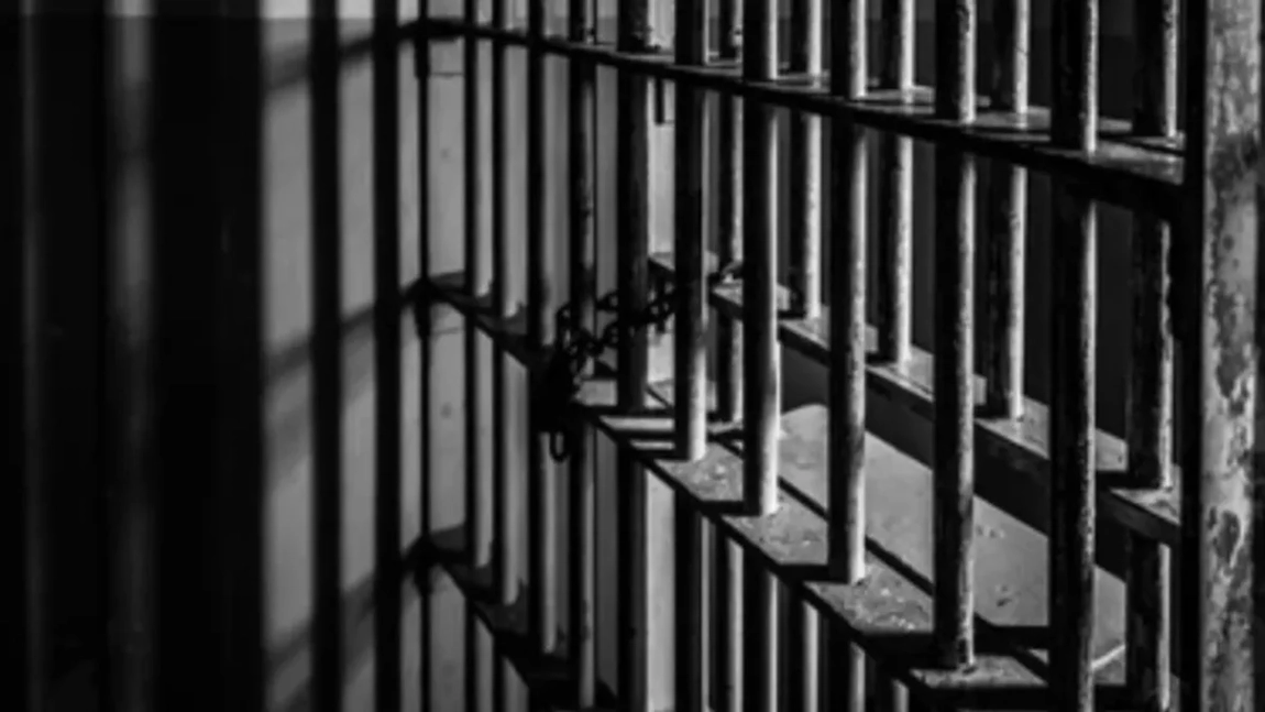 Băiat de 13 ani, arestat după ce a lovit o femeie însărcinată. Bebelușul, în stare critică