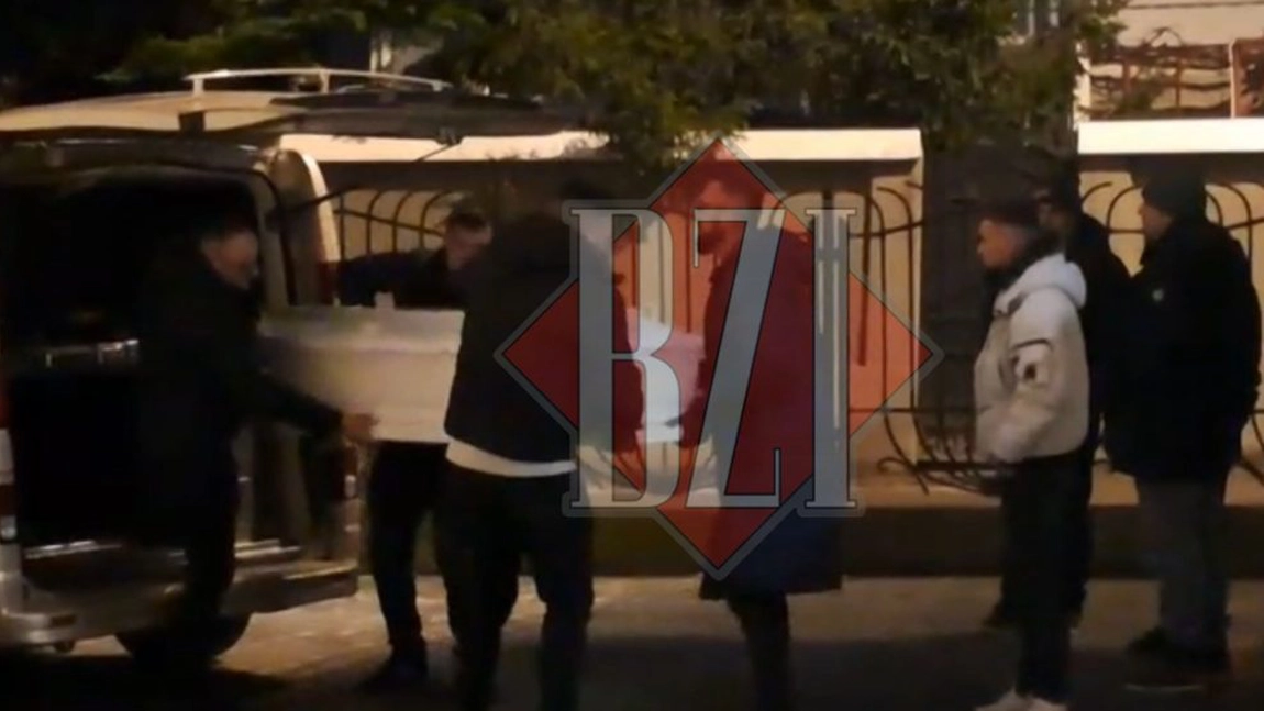 Imagini sfâșietoare la o zi după accidentul mortal de la Ciortești. Sorin, Diana și fiica lor, Ilinca, au fost depuși la capelă. Iată ce lipsește de pe crucea micuței