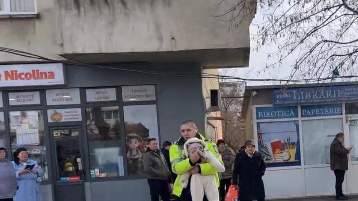 Un polițist local a intrat în blocul cuprins de fum în Nicolina și a salvat un bebeluș