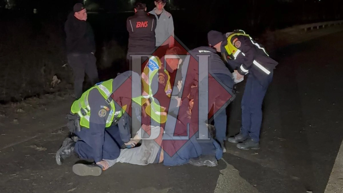 Imagini spectaculoase la miez de noapte! Intervenție în forță a polițiștilor din Iași, după o tamponare, la Cârlig. Un tânăr a fost culcat la pământ și încătușat. Iată motivul - EXCLUSIV