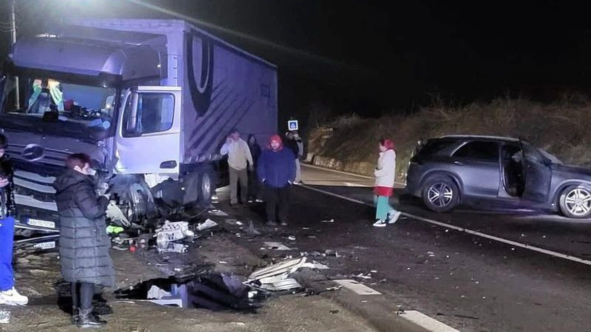 Accident grav pe DN7 între Râmnicu Vâlcea și Sibiu! Trafic blocat după coliziunea frontală dintre un TIR și un autoturism