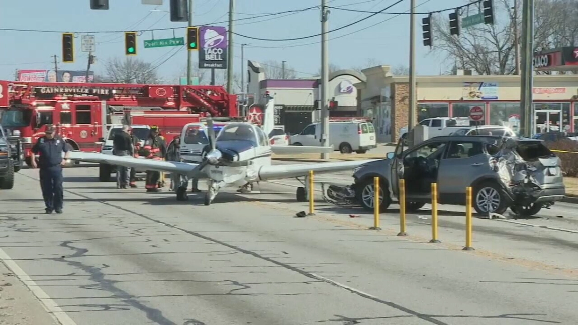 Ultimă oră! Accident între un avion și o mașină pe o stradă aglomerată din SUA! Mesajul de adio al unui pilot către soția sa
