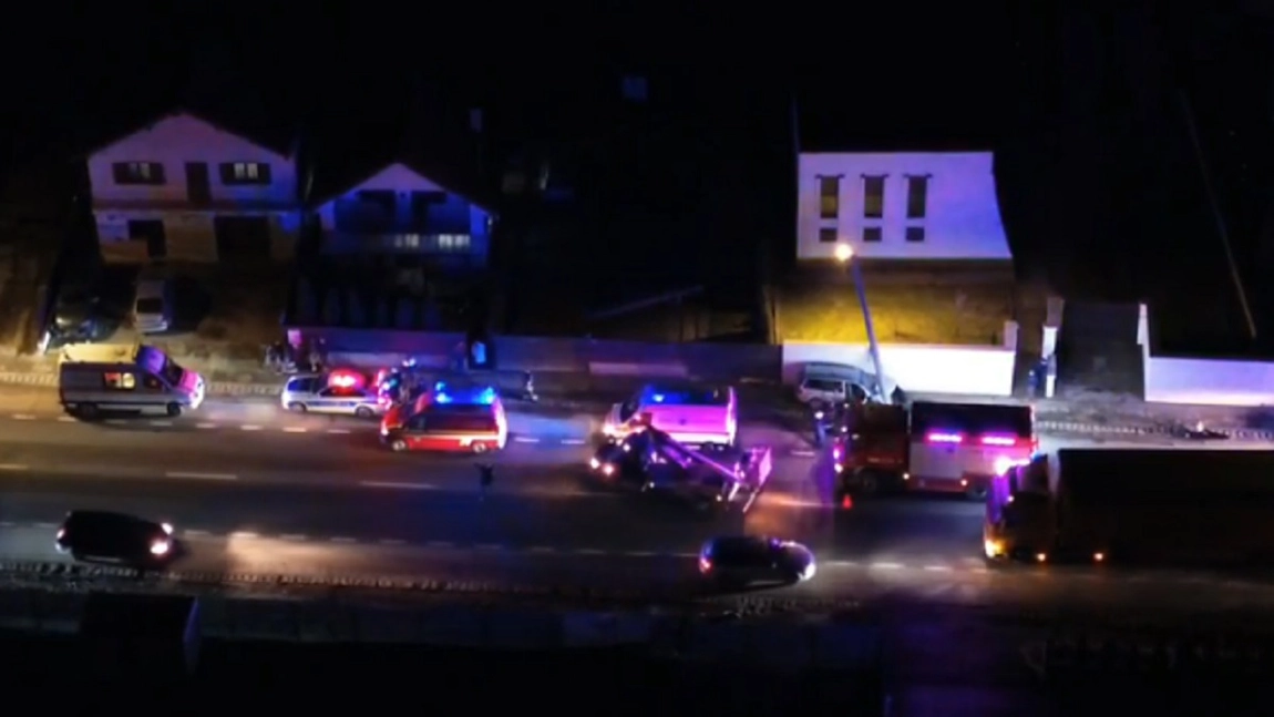 Accident în Gherla! Trei tineri au ajuns la spital după ce s-au izbit cu mașina de un stâlp