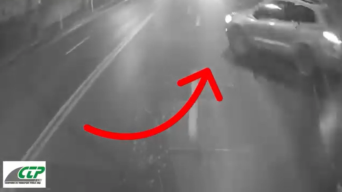 Accident rutier între un autobuz CTP Iași și un autoturism pe bulevardul Poitiers. Iată momentul impactului