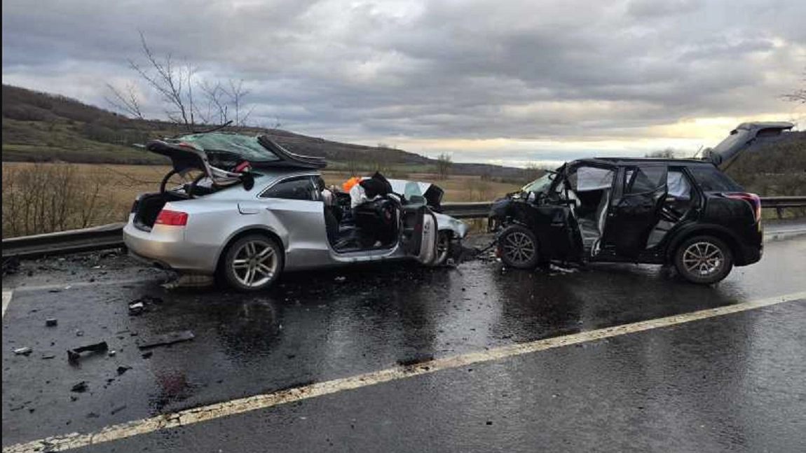Accident grav pe DN 14: Doi şoferi au murit şi o adolescentă a fost rănită