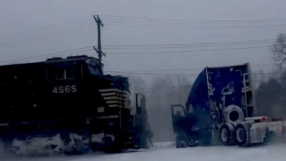 Camion blocat în zăpadă, lovit în plin de un tren în Carolina de Nord! Imagini șocante cu momentul coliziunii
