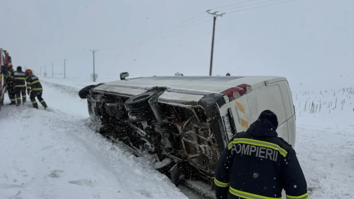 Plan roşu de intervenţie! Un microbuz cu 16 persoane s-a răsturnat