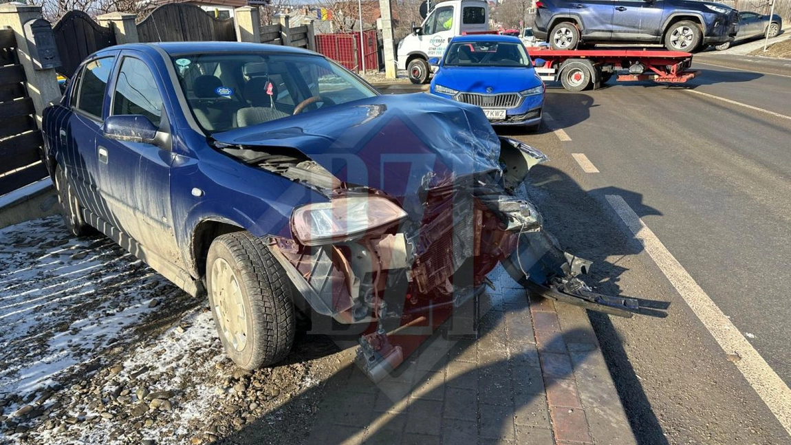 Accident rutier în Miroslava! Trei mașini s-au lovit frontal! O femeie este blocată și în stare de șoc - VIDEO