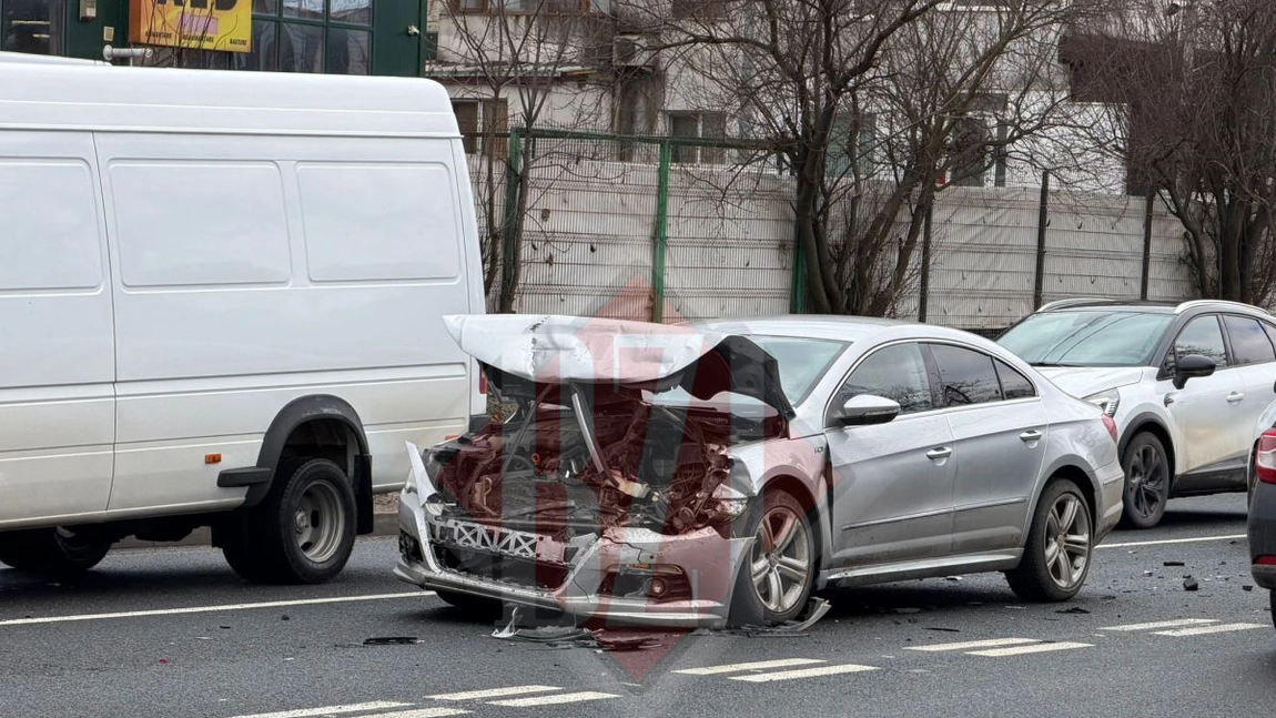 Accident rutier pe bulevardul Poitiers! Două autoturisme au intrat în coliziune. O femeie a fost rănită