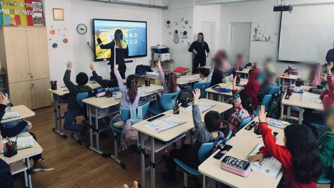 Polițiștii din Iași au discutat cu 346 de elevi despre siguranța rutieră și pericolele de pe internet