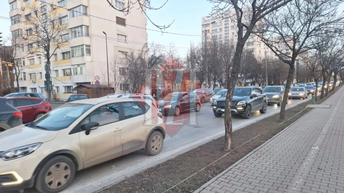 Aglomerație infernală pe splai Bahlui. Coada de mașini se întinde pe câteva sute de metri