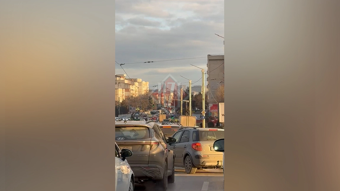 „Coloana infinitului”, din nou pe traseul Nicolina - Podu Roș. Șoferii pierd zeci de minute în traficul infernal
