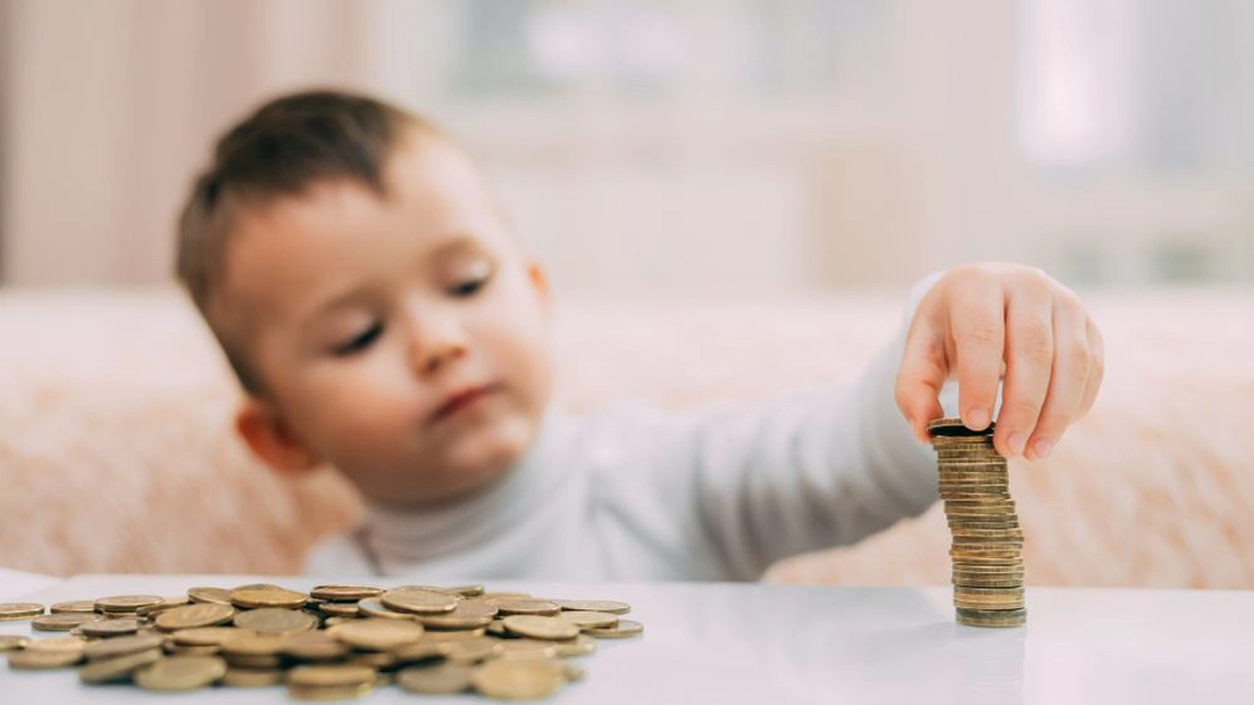 Vești bune pentru părinți! Banii ajung în cont mai devreme în februarie