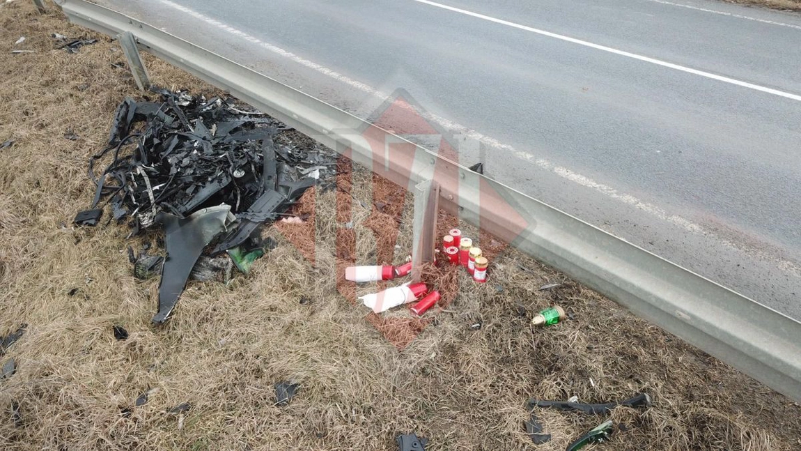 Altar lângă asfalt, după moartea celor 3 suflete în accidentul de la Ciortești. Șoferii opresc să aprindă candele și se roagă în locul tragediei