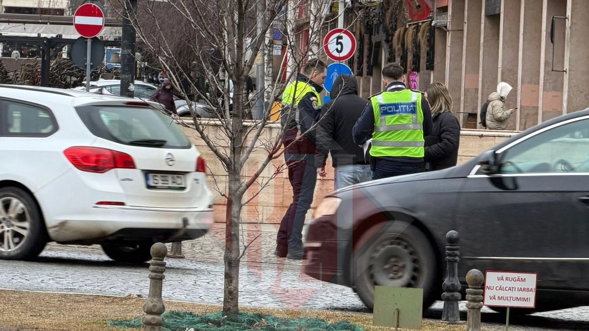 Atenție! Polițiștii împart amenzi pietonilor care traversează neregulamentar, în Piața Unirii - VIDEO