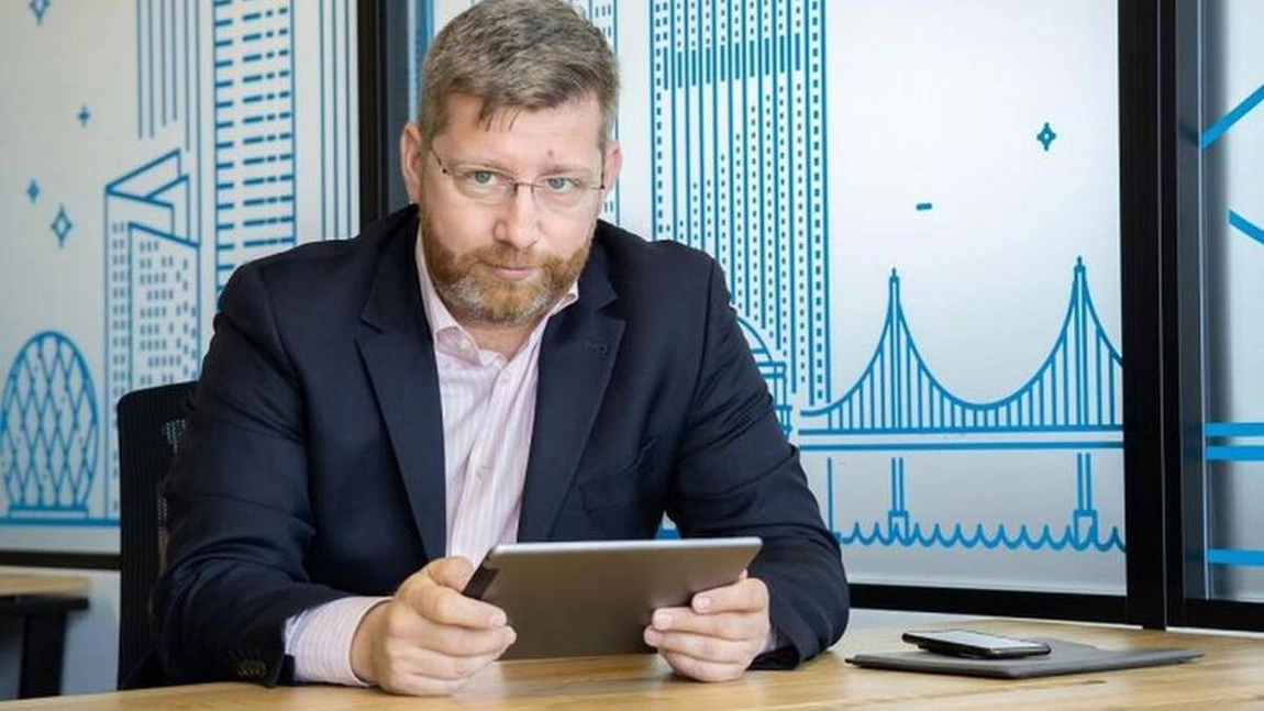 Ilie Bolojan și Nicușor Dan dau unui singur om 11 salarii foarte mari, un apropiat de-al lor, care cumulează aproximativ 700.000 de lei