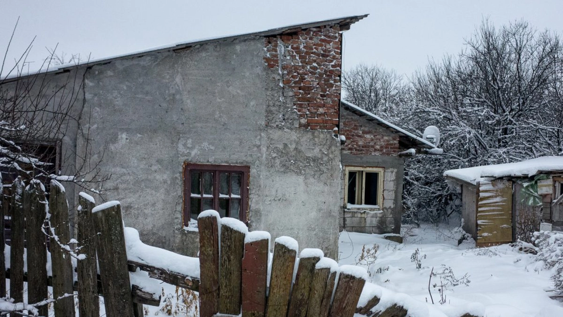 Angelica Bogdan, o femeie de 63 de ani, a locuit într-o casă părăsită împreună cu cei doi copii, după care a ajuns pe străzi: „De mică am fost necăjită și așa am rămas toată viața”