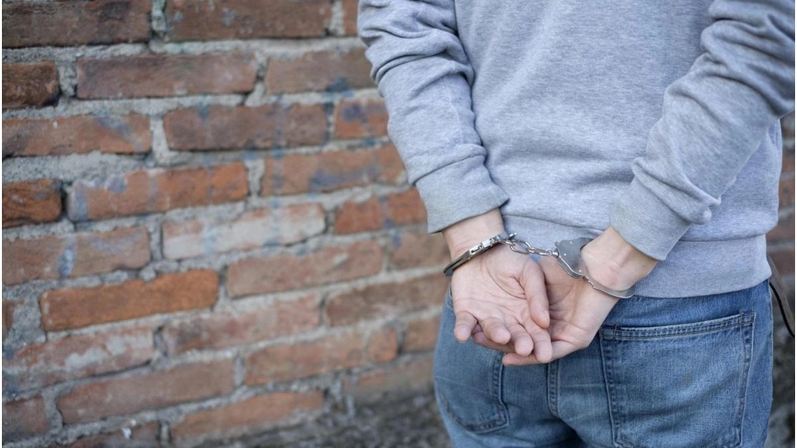 Bărbat reținut după ce și-a violat nepoata de 8 ani. Suspectul ar fi obligat-o să se uite la clipuri cu conținut sexual