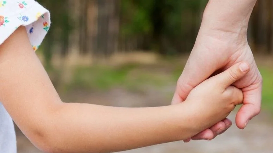 Marea Britanie investește 88 de milioane de lire în recrutarea de asistenți maternali. Românii sunt vizați