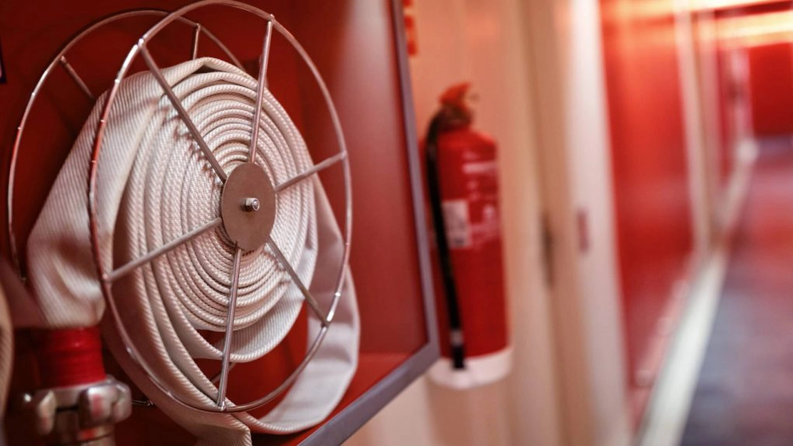 Amenzi de până la 100.000 lei și oprirea afacerilor care încalcă normele ISU! Guvernul propune un nou proiect de OUG