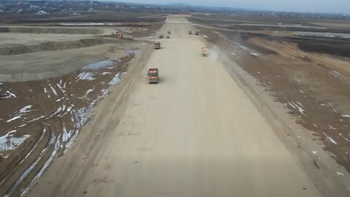 Lucrările la Autostrada A7 Bacău - Pașcani continuă într-un ritm susținut. Iată imaginile de la fața locului