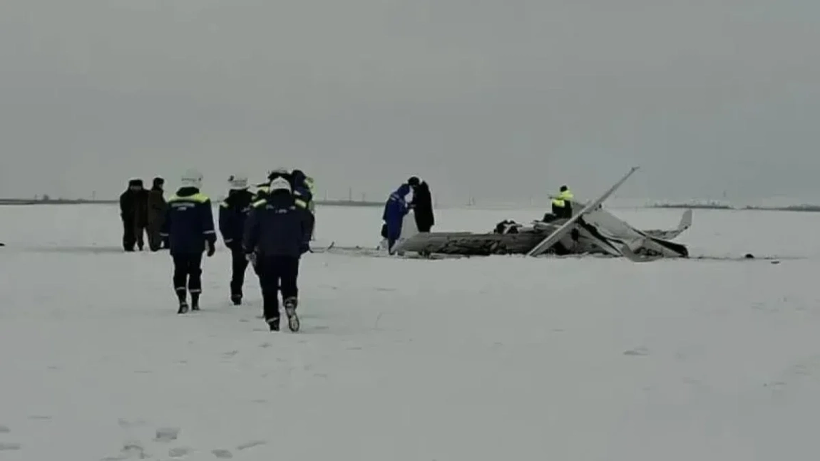 Scene șocante în Rusia! Avion rupt în două după prăbușire, trei persoane și-au pierdut viața