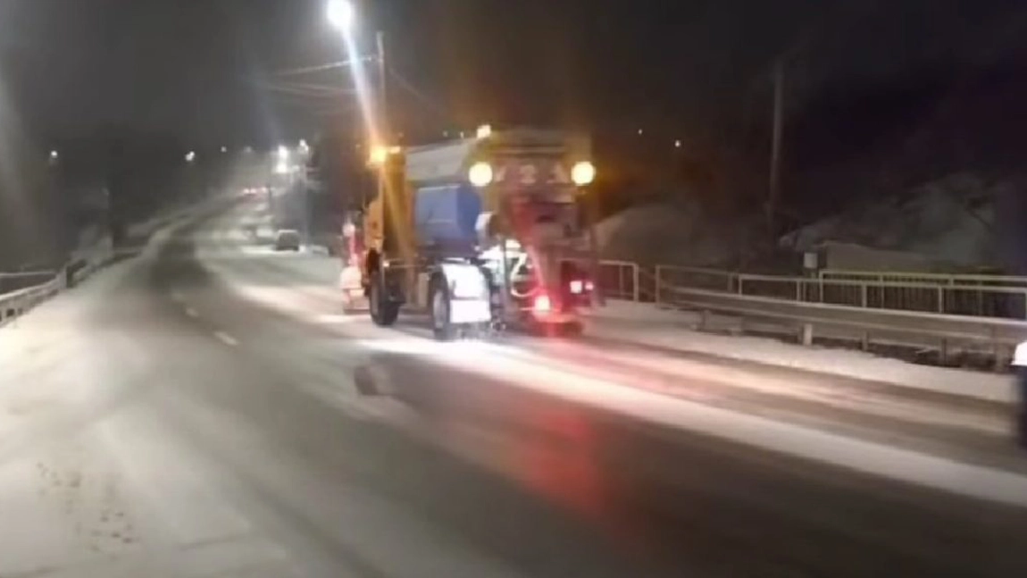 Trafic reluat pe DN 28! Echipele DRDP Iași au intervenit de urgență după blocajul provocat de ninsoare și polei