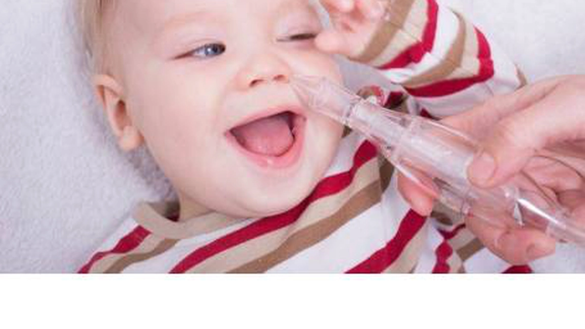 Tu știi cum se folosește corect batista bebelușului? Iată cât de benefic este aspiratorul nazal!