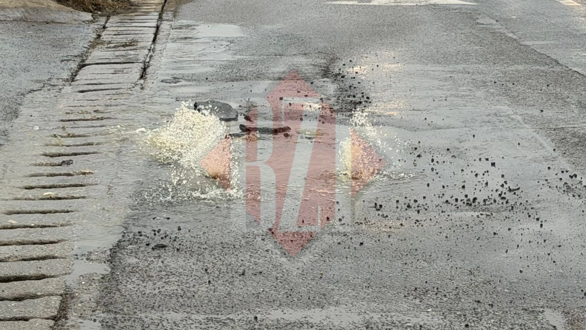 “Fântână arteziană” în plină stradă, la Rond ERA. Canalizarea refulează - VIDEO, UPDATE