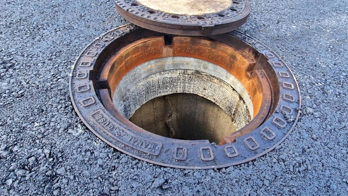 Incident șocant la Iași! Persoană blocată într-o grilă de canalizare