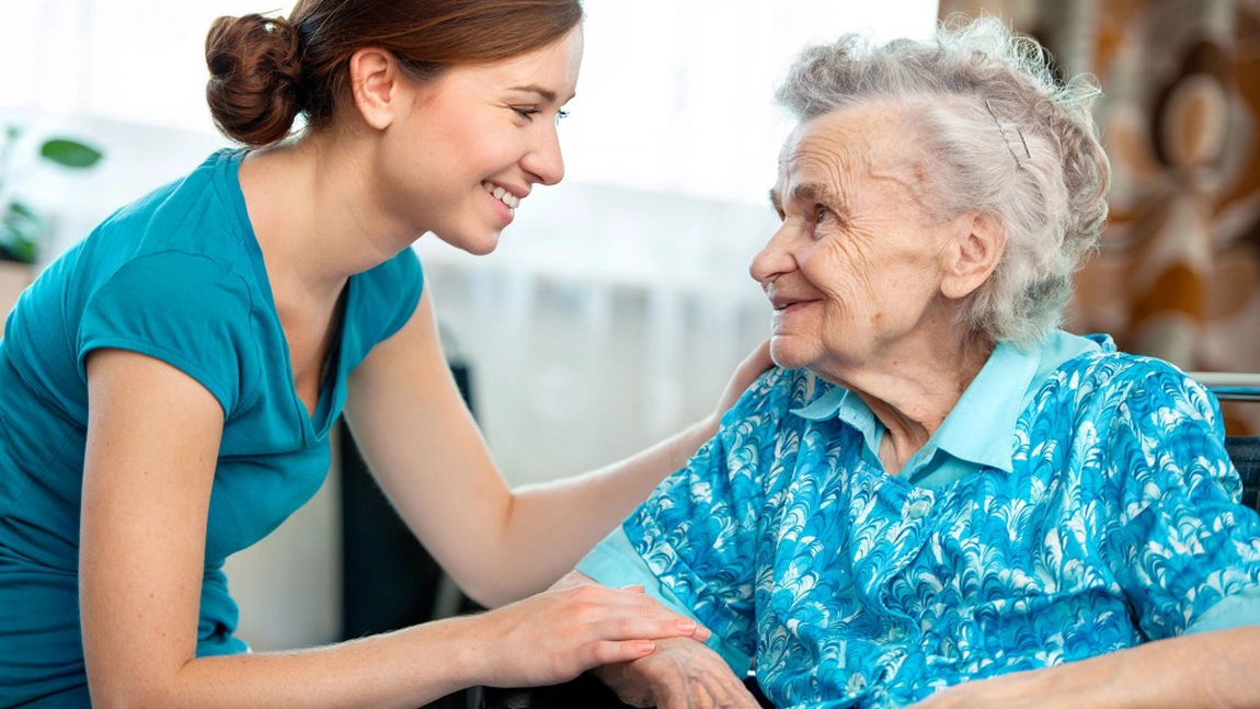 Cât este salariul unui asistent personal? Iată care este salarizarea și indemnizația de însoțitor în 2026!