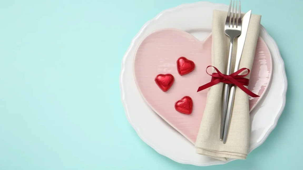 Cum să îți impresionezi iubita astăzi. Cât costă o cină romantică de Valentine’s Day în România