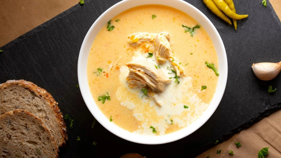 Ciorbă de pui a la grec cu usturoi – Rețetă cremoasă, simplă și delicioasă, cu care nu vei da greș!