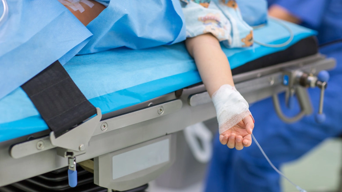 Bebeluși și copii în pragul morții din cauza alcoolului! Situație fără precedent la Pediatrie