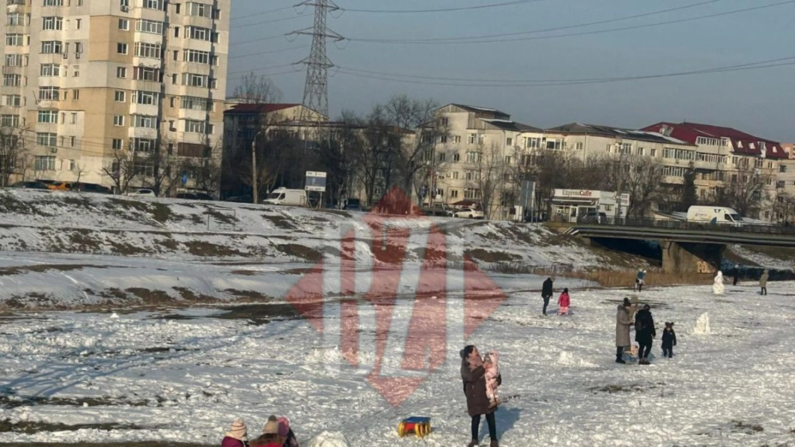 Iarna a scos copiii din case! Malul Bahluiului, plin de râsete și oameni de zăpadă