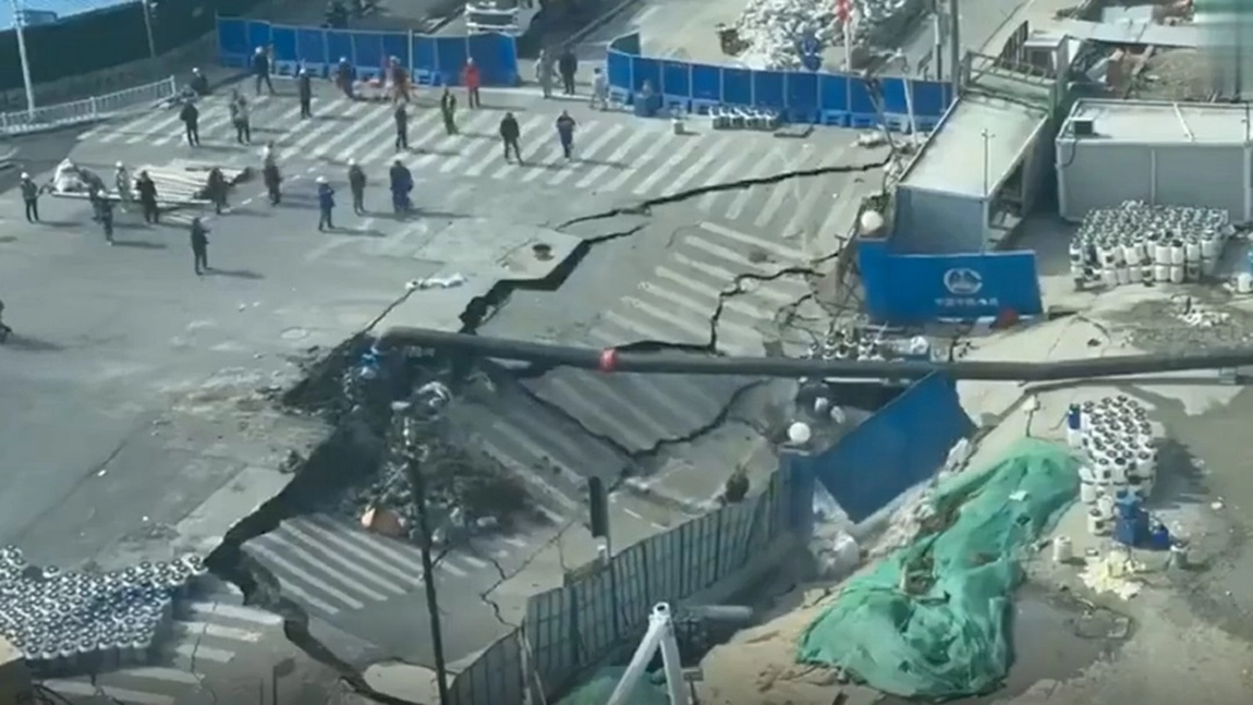 Imagini greu de privit! Momentul dramatic în care un crater uriaș înghite un drum intens circulat din Shanghai