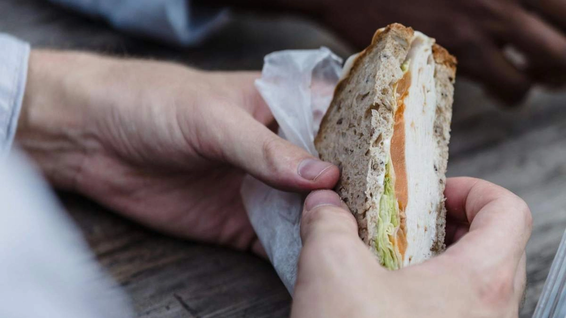 Nesimțire la cote maxime! Ce a primit un român într-un sandwich de 70 lei din aeroport