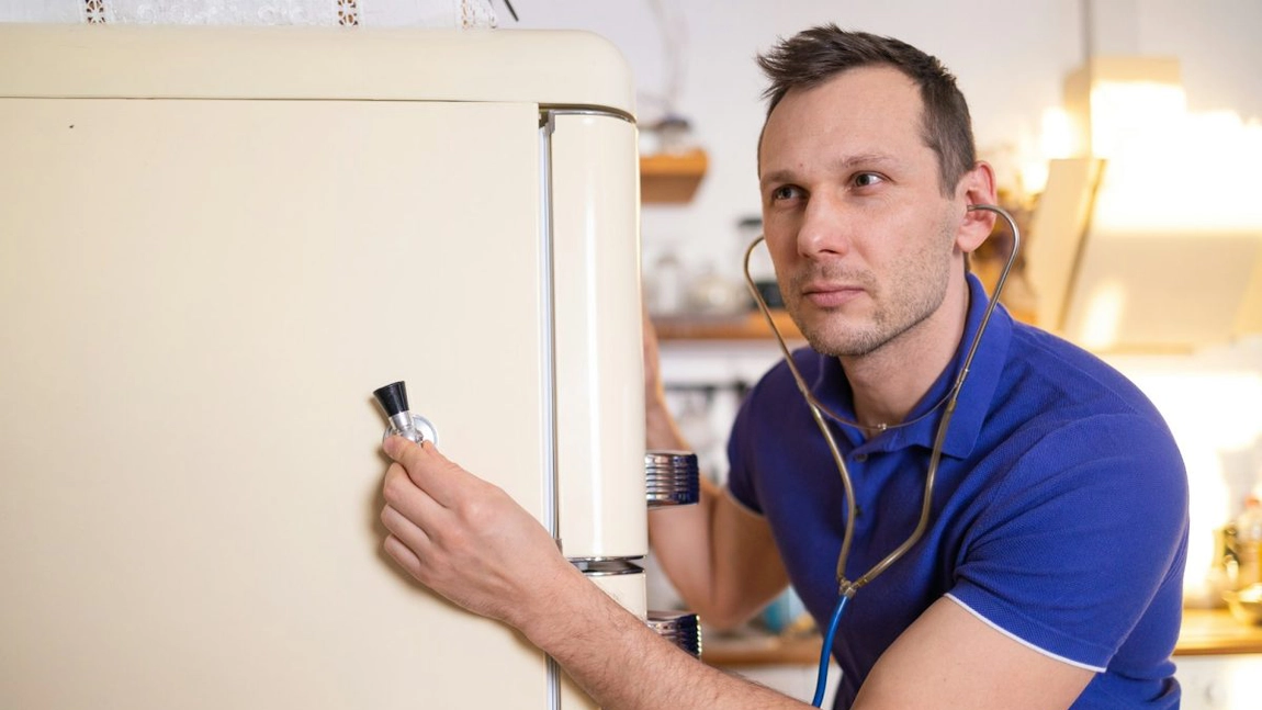 De ce se încălzește frigiderul pe laterale? Află dacă este normal sau nu!